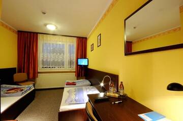 Фото номера Двухместный номер с 2 отдельными кроватями Отель Hotel Gambit г. Цешин 11